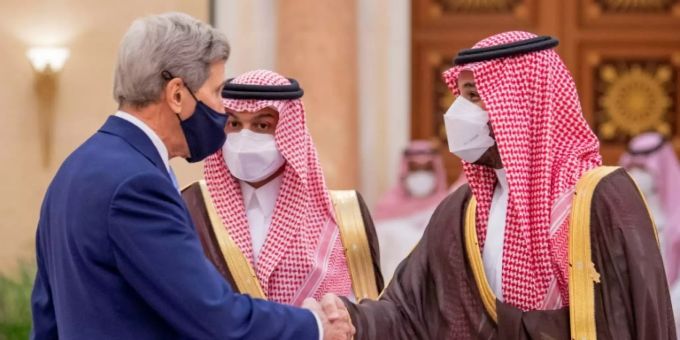 Bin Salman (r) mit dem US-Klimabeauftragten John Kerry Saudi-Arabien