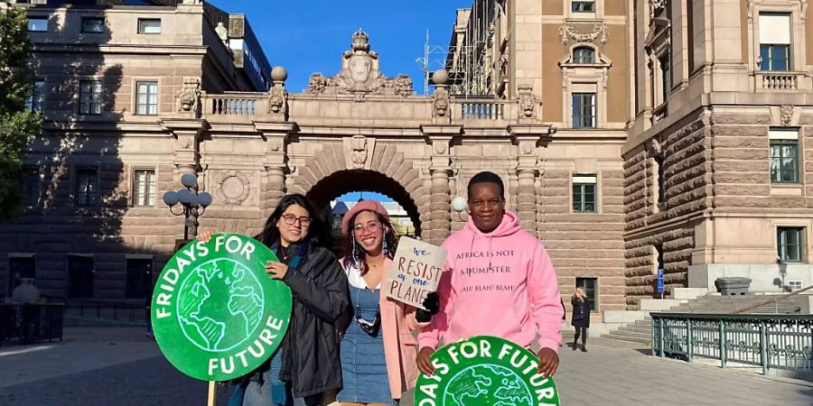 HANDOUT - Die Klimaaktivisten Adriana Calderon von Fridays for Future Mexico(l-r), Mitzi Jonelle Tan von Fridays for Future Philippines und Kevin Mtai von Fridays for Future Kenya and Earth uprising fordern reiche Länder wie Deutschland zum entschlosseneren Einsatz gegen die Klimakrise auf. Foto: -/Fridays for Future/dpa - ACHTUNG: Nur zur redaktionellen Verwendung im Zusammenhang mit der aktuellen Berichterstattung und nur mit vollständiger Nennung des vorstehenden Credits