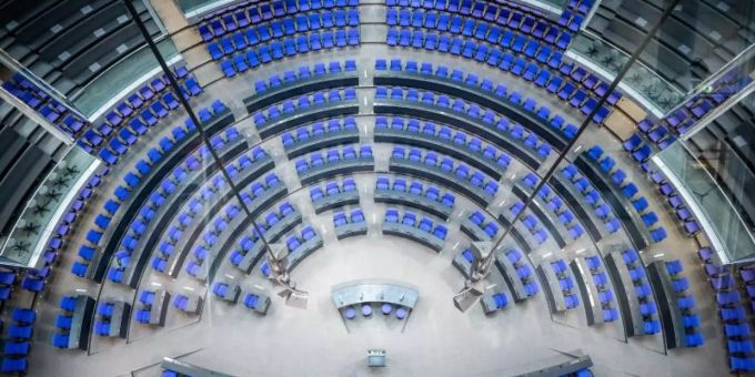 Blick in den Plenarsaal des Deutschen Bundestags mit der neuen Sitzanordnung für die 20. Legislaturperiode. Foto: Michael Kappeler/dpa Blick in den Plenarsaal des Deutschen Bundestags mit der neuen Sitzanordnung für die 20. Legislaturperiode. Foto: Michael Kappeler/dpa