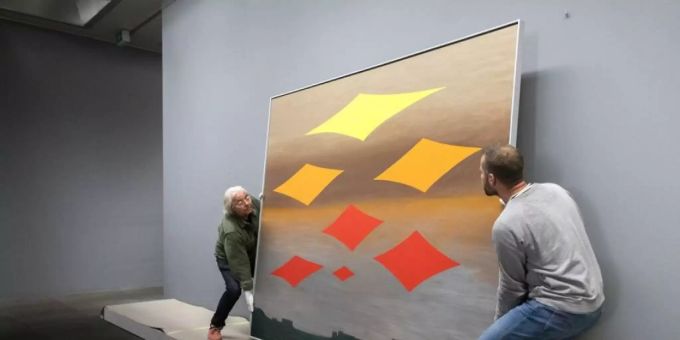 Zwei Mitarbeitende bringen das Werk «Neue Sterne» von Meret Oppenheim in die Ausstellungsräume des Kunstmuseums Bern. Meret Oppenheim