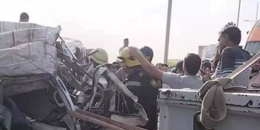Rettungskfräfte an der Unfallstelle am Stadtrand von Kairo. Foto: XinHua/dpa