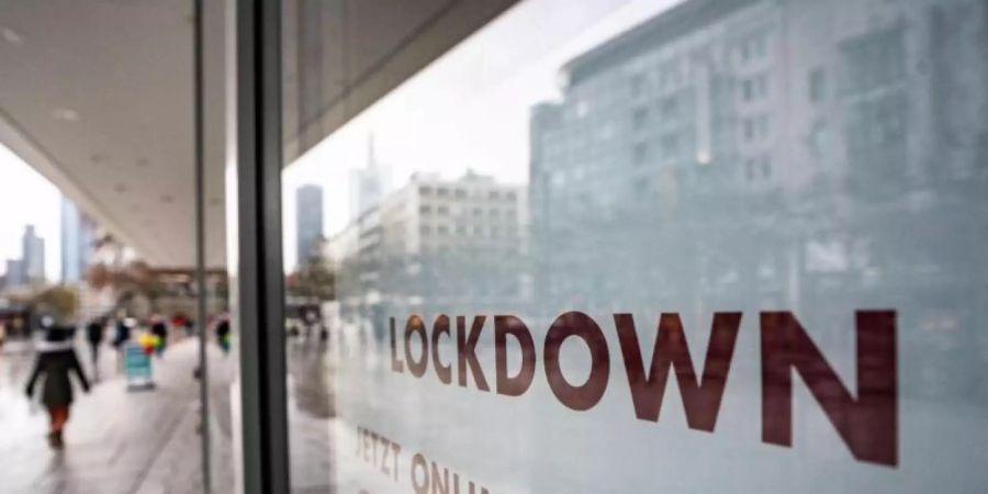 «Lockdown» steht im Schaufenster eines geschlossenen Kaufhauses: Die «epidemische Lage» war erstmals im März 2020 vom Bundestag festgestellt worden. Foto: Frank Rumpenhorst/dpa