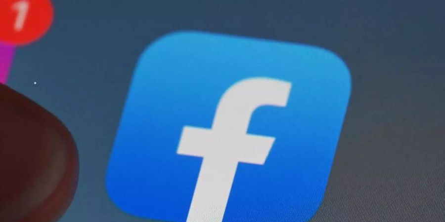 Bislang steht das blaue Facebook-Logo für den gesamten Konzern - künftig könnte es nur noch ein Produkt von vielen markieren. Foto: Uli Deck/dpa