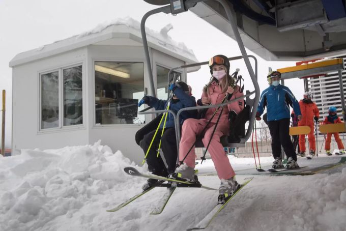 Skifahrer mit Atemschutzmaske fahren mit einem Sessellift in Cari im Valle Leventina, am Samstag, 19. Dezember 2020 Coronavirus