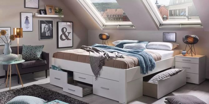 Schlafzimmer unter Dachschräge mit Bett samt Schubladen