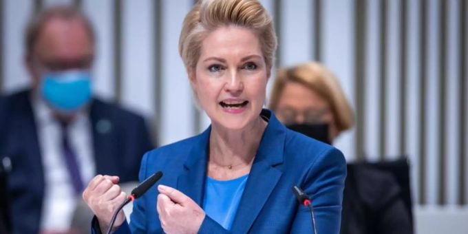 Manuela Schwesig (SPD), Ministerpräsidentin von Mecklenburg-Vorpommern. Foto: Jens Büttner/dpa-Zentralbild/dpa Manuela Schwesig (SPD), Ministerpräsidentin von Mecklenburg-Vorpommern. Foto: Jens Büttner/dpa-Zentralbild/dpa