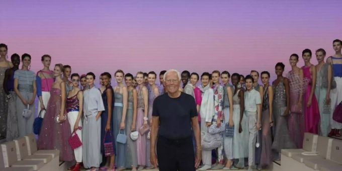 Giorgio Armani (m.) mit Models nach der Show der Frühjahr-Sommer-Kollektion 2022 im September 2021 in Mailand. Foto: Antonio Calanni/AP/dpa Giorgio Armani (m.) mit Models nach der Show der Frühjahr-Sommer-Kollektion 2022 im September 2021 in Mailand. Foto: Antonio Calanni/AP/dpa