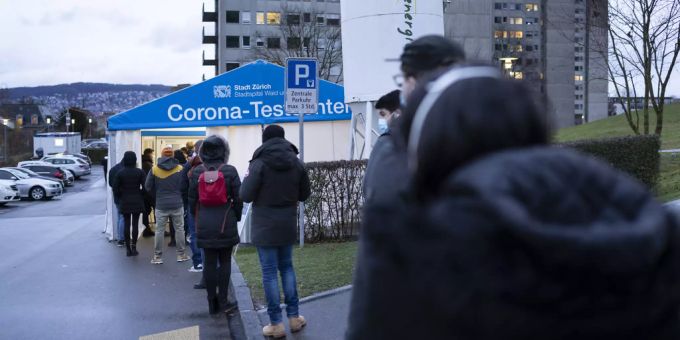 Zürcher stehen beim Triemli-Spital für einen Corona-Test an. Die Fallzahlen des Coronavirus steigen wegen Omikron in neue Höhen. coronavirus