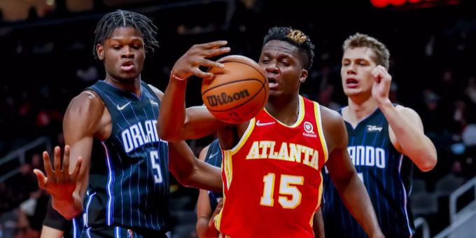 Clint Capela im Einsatz für die Atlanta Hawks. atlanta hawks