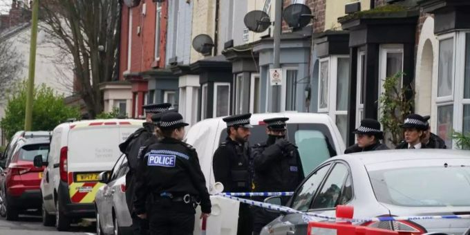Polizisten in Liverpool: Mehrere Männer wurden nach der Explosion des Sprengsatzes vom Sonntag festgenommen. Liverpool
