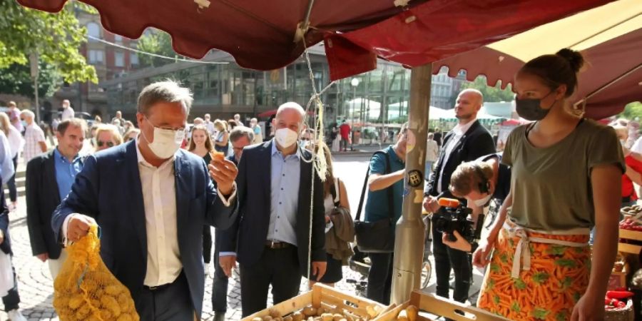 Wahlkämpfer Armin Laschet am Kartoffelstand in Wiesbaden