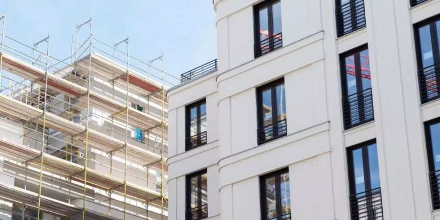 Drei renommierte Wissenschaftler sprechen sich dafür aus, Steuerprivilegien für Immobilienbesitzer abzuschaffen. Dabei geht es vor allem um Investoren und grosse Gesellschaften. Foto: Robert Günther/dpa-tmn