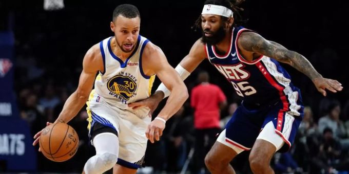 Erneut überragend: Stephen Curry (l) von den Golden State Warriors zieht an DeAndre' Bembry (r) von den Brooklyn Nets vorbei. Foto: Frank Franklin II/AP/dpa Erneut überragend: Stephen Curry (l) von den Golden State Warriors zieht an DeAndre' Bembry (r) von den Brooklyn Nets vorbei. Foto: Frank Franklin II/AP/dpa