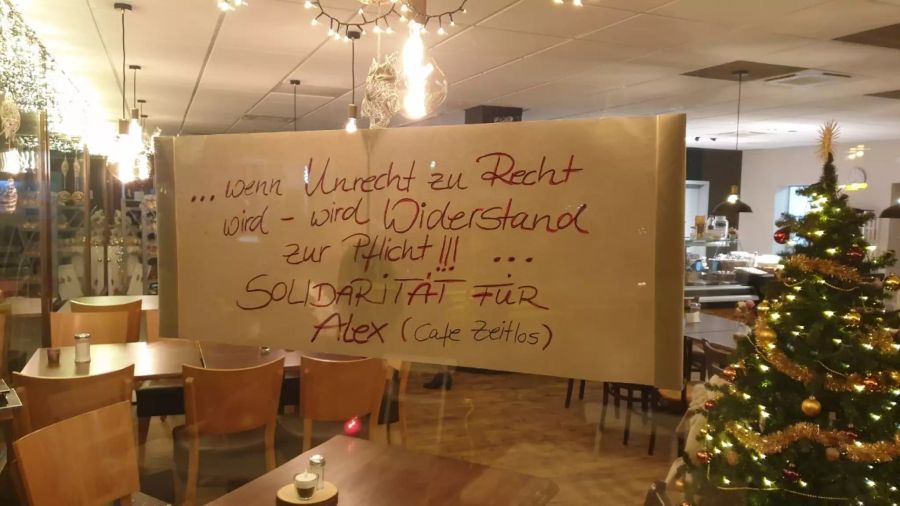 Mit Schildern bekunden «Querdenker» ihre Solidarität mit dem Besitzer des «Café Zeitlos».