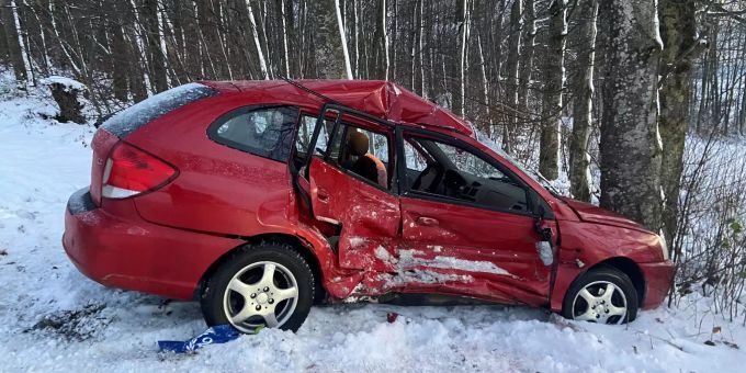 Der Wagen prallte gegen ein anderes Auto und dann gegen einen Baum. Unfall
