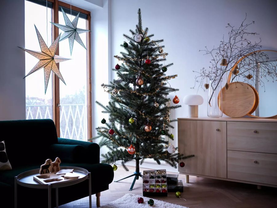 Weihnachtsbaum in Wohnzimmer