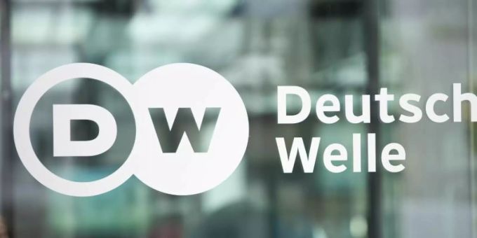 Der Name «Deutsche Welle» steht an einer Glasscheibe. (Archivbild). Foto: Marius Becker/dpa Der Name «Deutsche Welle» steht an einer Glasscheibe. (Archivbild). Foto: Marius Becker/dpa