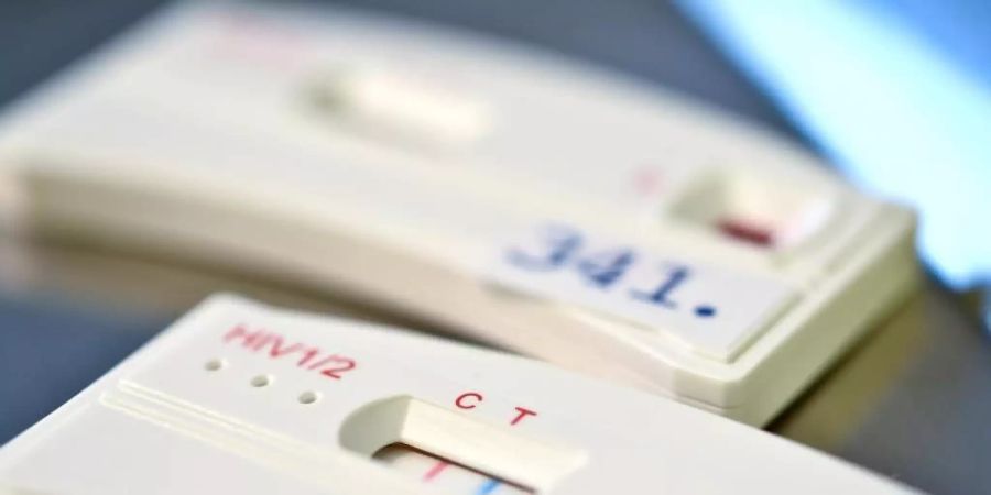 Ein HIV-Schnelltest ist 12 Wochen nach dem Sex verlässlich. Foto: Britta Pedersen/dpa-Zentralbild/dpa