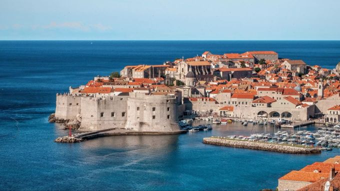 Viele werden auf Sizilien tippen, zumal wenn sie schon einmal «Cioccolato di Modica» probiert haben, doch Camille Bloch benannte das «Ragusa» nach dem alten Namen der Stadt Dubrovnik, in der er einmal seine Ferien verbracht hatte. Schokolade Schweiz