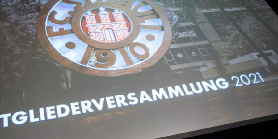 Oke Göttlich wurde als Präsident des FC St. Pauli bei der Mitgliederversammlung wiedergewählt. Foto: Gregor Fischer/dpa