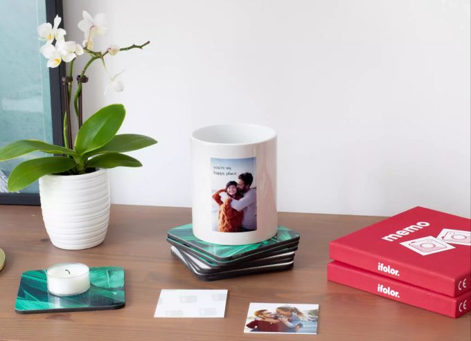 Die personalisierten Untersetzter von ifolor verleihen deiner Tischdeko durch deine liebsten Fotos eine extra persönliche Note. Tasse auf Untersetzerstapel
