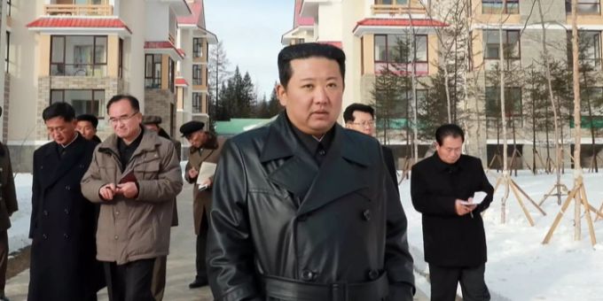 Der Machthaber Nordkoreas Kim Jong-un im Ledermantel. Kim Jong-un