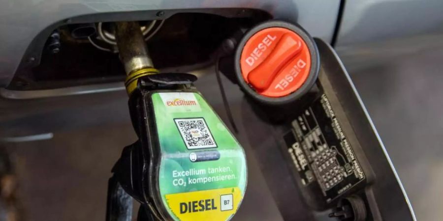 Dieselkraftstoff wird derzeit mit nur 47,04 Cent pro Liter besteuert. Dafür ist die Kfz-Steuer höher als beim Benzin. Foto: Carsten Koall/dpa