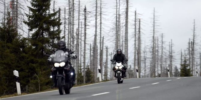 Motorräder auf Strasse im Winter