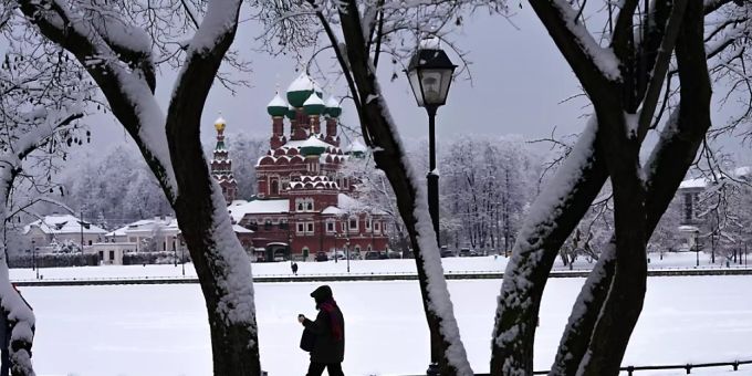 Ein Fussgänger geht durch den Schnee am zugefrorenen Ostankinsky-Teich an der Dreifaltigkeitskirche in Moskau vorbei. In der russichen Hauptstadt ist es durch starken Schneefall zu Flugausfällen und langen Staus auf den Strassen gekommen. Foto: Alexander Zemlianichenko/AP/dpa Ein Fussgänger geht durch den Schnee am zugefrorenen Ostankinsky-Teich an der Dreifaltigkeitskirche in Moskau vorbei. In der russichen Hauptstadt ist es durch starken Schneefall zu Flugausfällen und langen Staus auf den Strassen gekommen. Foto: Alexander Zemlianichenko/AP/dpa
