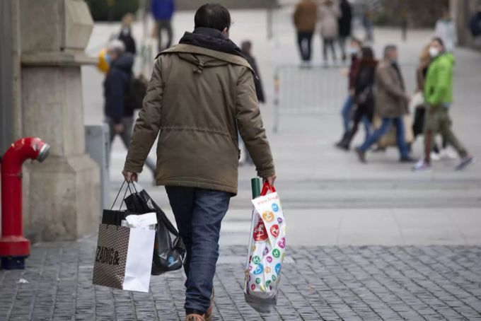 Statt in den Länden nach Geschenken zu suchen, stöbern viele Menschen lieber im Internet. Weihnachten Einkaufen