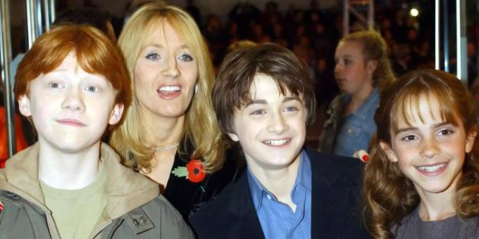 Die Schauspieler Rupert Grint (vorn, l-r), Daniel Radcliffe und Emma Watson und die Autorin J. K. Rowling bei der Weltpremiere des ersten Harry-Potter-Films «Harry Potter und der Stein der Weisen» im November 2001. Foto: William Conran/PA Archive/dpa/Archiv Die Schauspieler Rupert Grint (vorn, l-r), Daniel Radcliffe und Emma Watson und die Autorin J. K. Rowling bei der Weltpremiere des ersten Harry-Potter-Films «Harry Potter und der Stein der Weisen» im November 2001. Foto: William Conran/PA Archive/dpa/Archiv