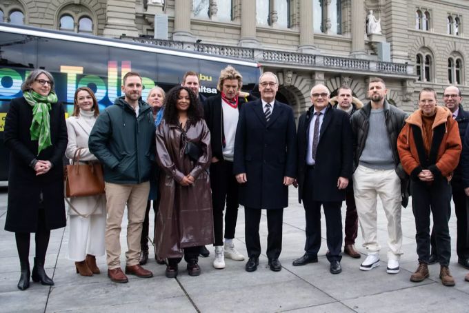 Bundespräsident Guy Parmelin, Mitte, posiert mit unter anderem Anne Levy, Direktorin BAG, den Musikern Kunz, Danitsa, Dabu, Stress und Stefanie Heinzmann, und Pierre Alain Schnegg, Berner Regierungsrat, von links. impfwoche coronavirus
