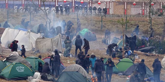 Migranten campieren am 18. November in der Nähe der Grenze zu Polen. Foto: Ulf Mauder/dpa +++ dpa-Bildfunk +++ Lage an der polnisch-belarussischen Grenze