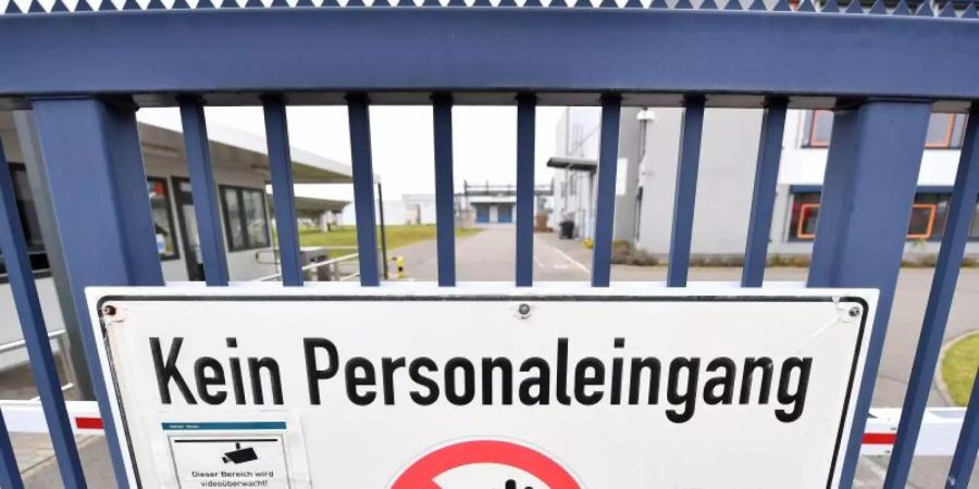 «Kein Personaleingang»: Ein Zaun des Betriebsgeländes bei Bosch in Arnstadt. Foto: Martin Schutt/dpa-Zentralbild/dpa