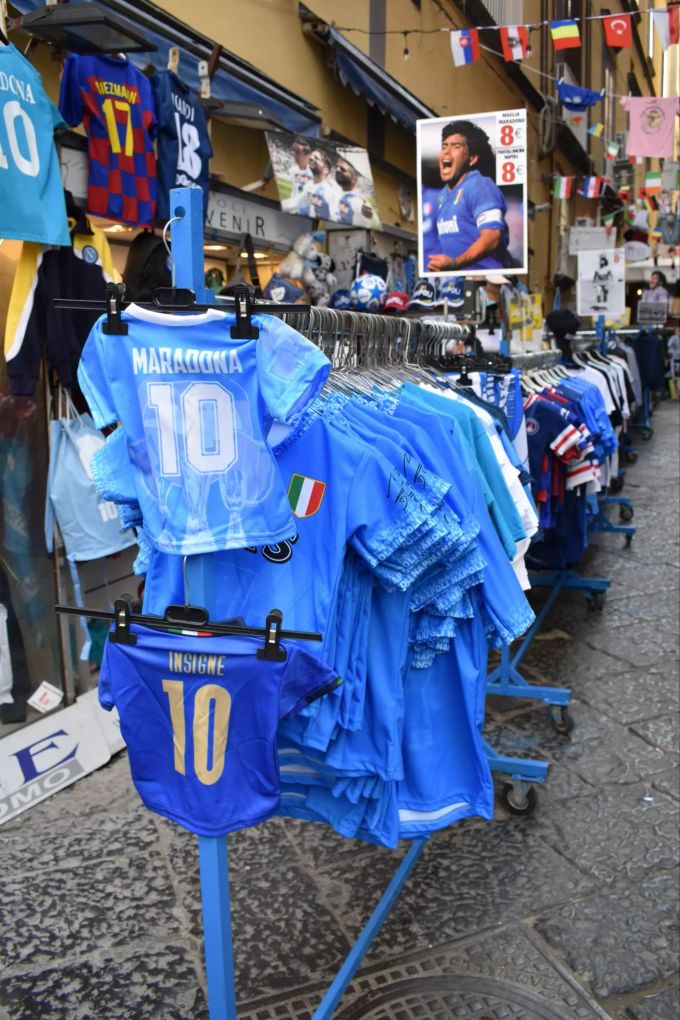 In den Quartieri Spagnoli gehen die Maradona-Trikots weg wie warme Semmeln. Maradona-Trikots zum Verkauf