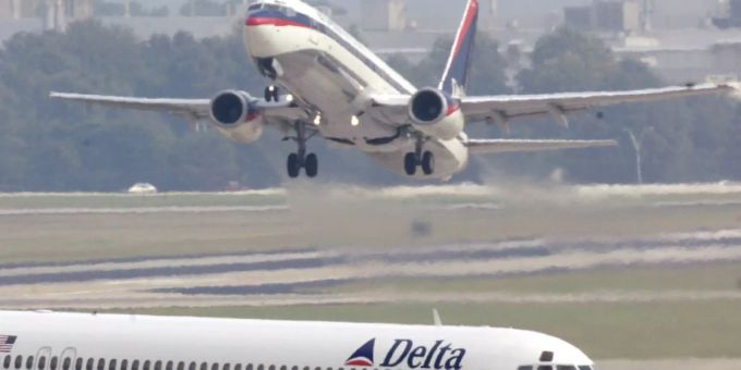 Die beiden US-Fluggesellschaften Delta Air und United Airlines halten trotz der neuen Virusvariante an ihren Direktverbindungen mit dem südlichen Afrika fest. (Archivbild) Die beiden US-Fluggesellschaften Delta Air und United Airlines halten trotz der neuen Virusvariante an ihren Direktverbindungen mit dem südlichen Afrika fest. (Archivbild)