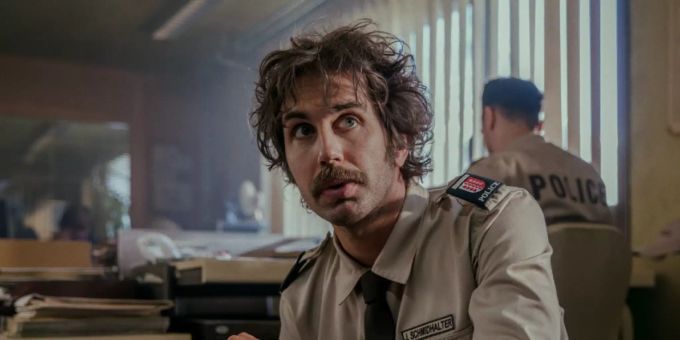 Der Walliser David Constantin führt bei «Tschugger» nicht nur Regie - er spielt auch die Hauptfigur Bax - beides ist beeindruckend. srf serie tschugger