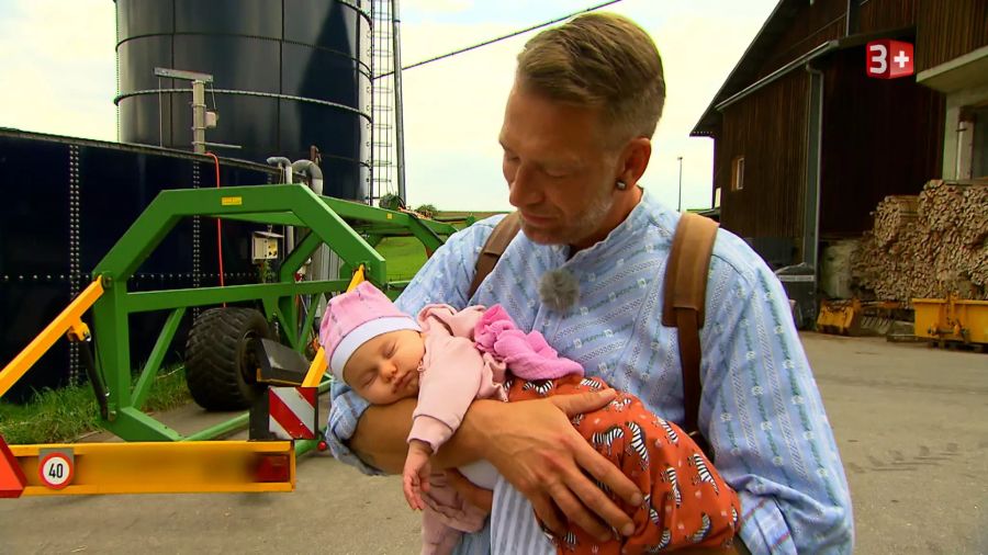 Marco Fritsche hält die Kleine Malea in den Armen.