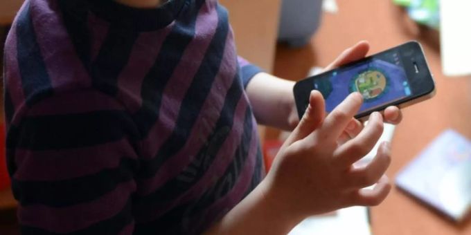 Einer YouGov-Umfrage nach bekommen die meisten Kinder im Alter zwischen 6 und 11 Jahren ihr erstes Smartphone. Foto: Jens Kalaene/dpa-Zentralbild/dpa-tmn Einer YouGov-Umfrage nach bekommen die meisten Kinder im Alter zwischen 6 und 11 Jahren ihr erstes Smartphone. Foto: Jens Kalaene/dpa-Zentralbild/dpa-tmn