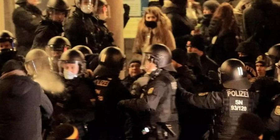 Gerangel mit Polizisten bei einer Demonstration gegen Corona-Massnahmen in Bautzen. Foto: Bernd März/B&S/dpa