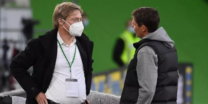 Wolfsburgs Geschäftsführer Tim Schumacher (l) im Gespräch mit dem Herren-Cheftrainer Oliver Glasner. Foto: Swen Pförtner/dpa Wolfsburgs Geschäftsführer Tim Schumacher (l) im Gespräch mit dem Herren-Cheftrainer Oliver Glasner. Foto: Swen Pförtner/dpa