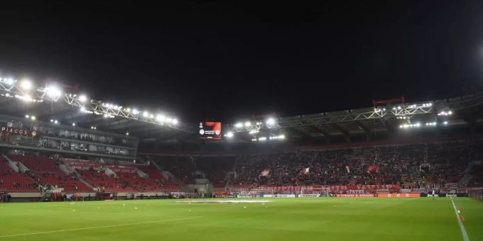 In nächster Zeit wird es nur sehr sperrlich gefüllte Stadien in Griechenland geben. Foto: Angelos Tzortzinis/dpa In nächster Zeit wird es nur sehr sperrlich gefüllte Stadien in Griechenland geben. Foto: Angelos Tzortzinis/dpa