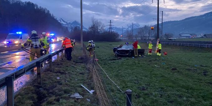Ein Selbstunfall in Obwalden fordert zwei Verletzte. Obwalden