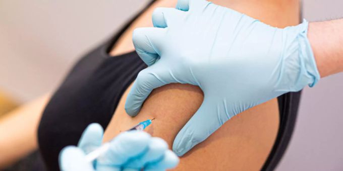 Eine Person wird gegen das Coronavirus geimpft. Coronavirus