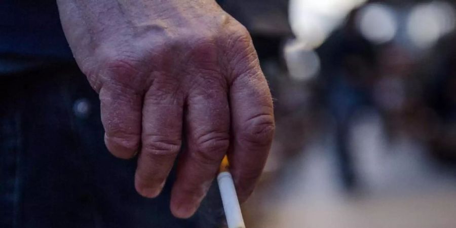 Die Suchtforscher gehen davon aus, dass wahrscheinlich im letzten Jahr mehr frische Ex-Raucher rückfällig geworden sind. Foto: Finn Winkler/dpa
