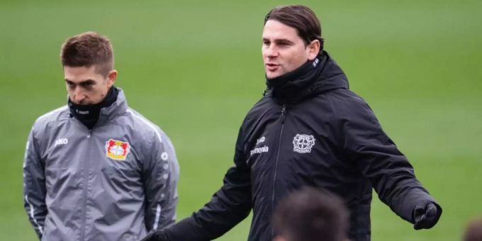 Bayer-Trainer Gerardo Seoane (r) spricht während des Trainings zu den Leverkusen-Profis. Foto: Marius Becker/dpa Bayer-Trainer Gerardo Seoane (r) spricht während des Trainings zu den Leverkusen-Profis. Foto: Marius Becker/dpa