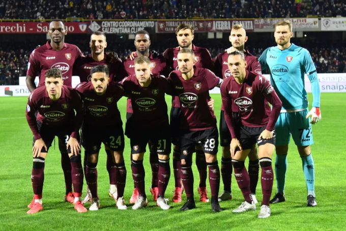 Die Mannschaft von US Salernitana vor dem Serie-A-Spiel gegen Juventus. US Salernitana