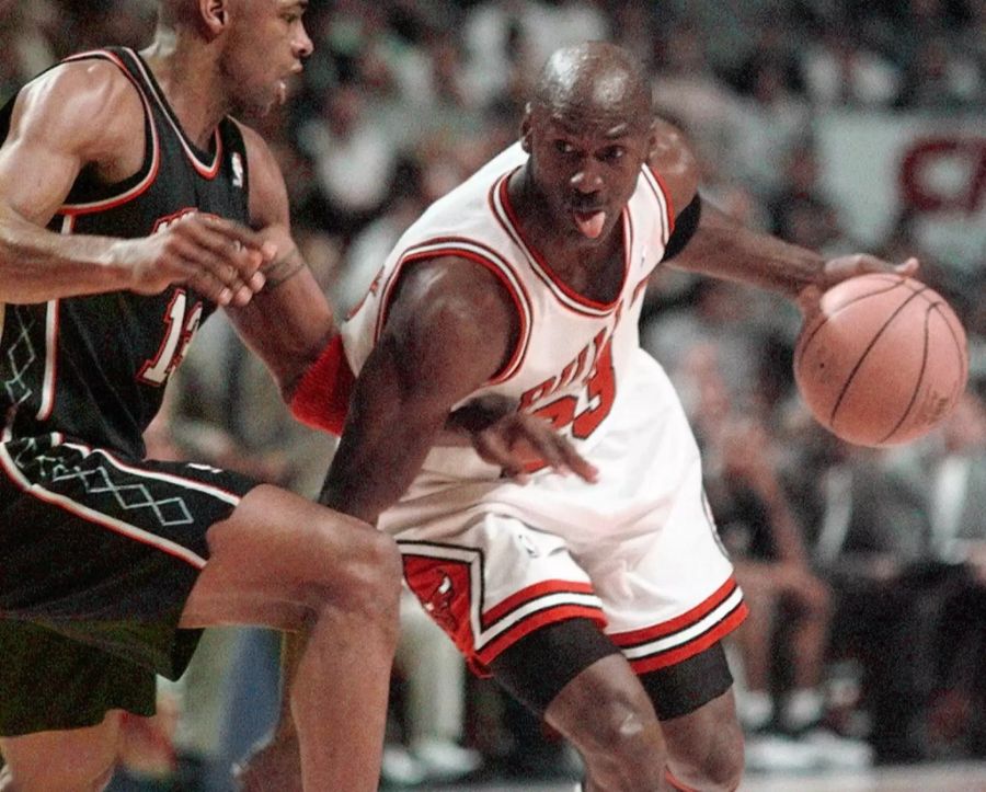 Michael Jordan (r.) ist einer der besten Basketballer der Geschichte.