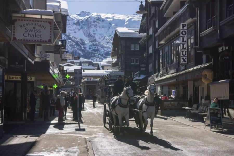 Eine Pferdekutsche fährt durch Zermatt VS.