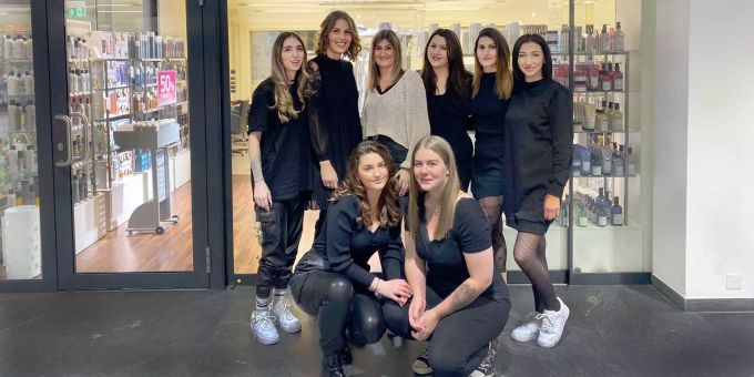 Das Team von Epoc Salon de Coiffure in Reinach. Hinten (v.l.): Sara, Sandra, Zeljka, Manuela, Danijela, Sabrina. Vorne (v.l.): Valdesa, Kiara. epoc Reinach